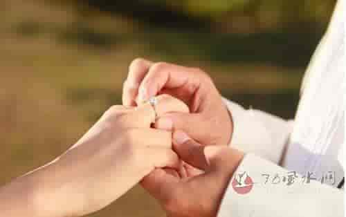 戒指戴中指是什么意思 婚戒戴在中指是什么意思